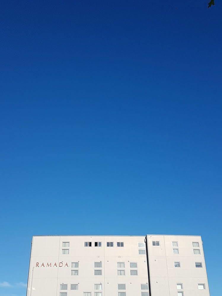 Ramada Suites By Wyndham Christchurch City Exterior foto